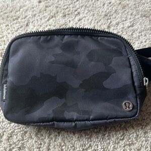 Lululemon Everywhere Belt Bag in black camo. Good used condition. 2L bag.